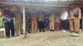 PENEMPELAN STICKER KELUARGA MISKIN/ SEJAHTERA DI KALURAHAN PENGKOK